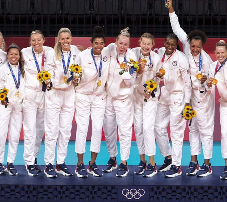 Tuyển bóng rổ nữ Mỹ đầy phấn khích khi nhận huy chương